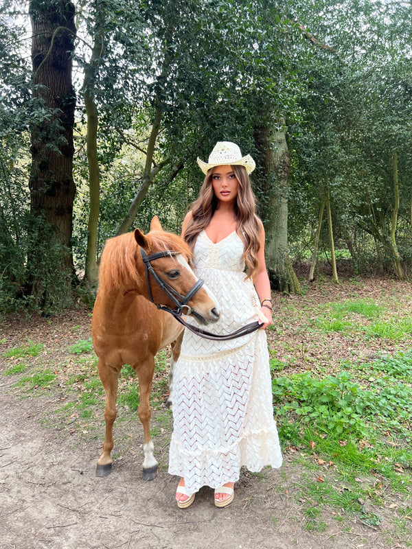 Beigefarbenes Sommerkleid mit Boho-Spitzeneffekt in White / S/M - HL London