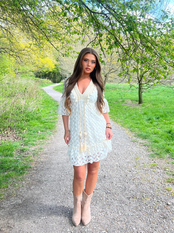 Beigefarbenes Sommerkleid mit Boho-Spitzeneffekt in White / S/M - HL London