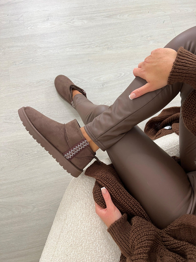 Brown Mini Suede boots with side embroidery - H&L